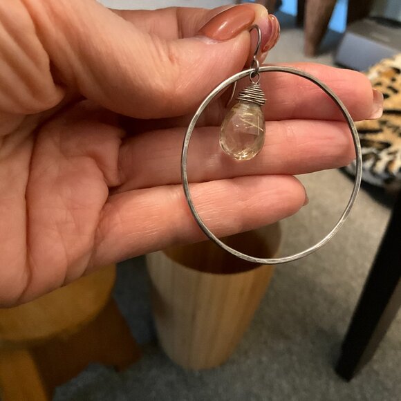 Faceted teardrops green/yellow stone&sterling silver front facing hoop earrings - Picture 12 of 16